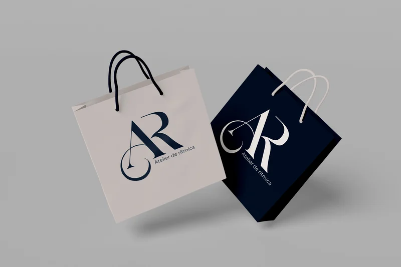 Bolsas de cartón con el monograma AR